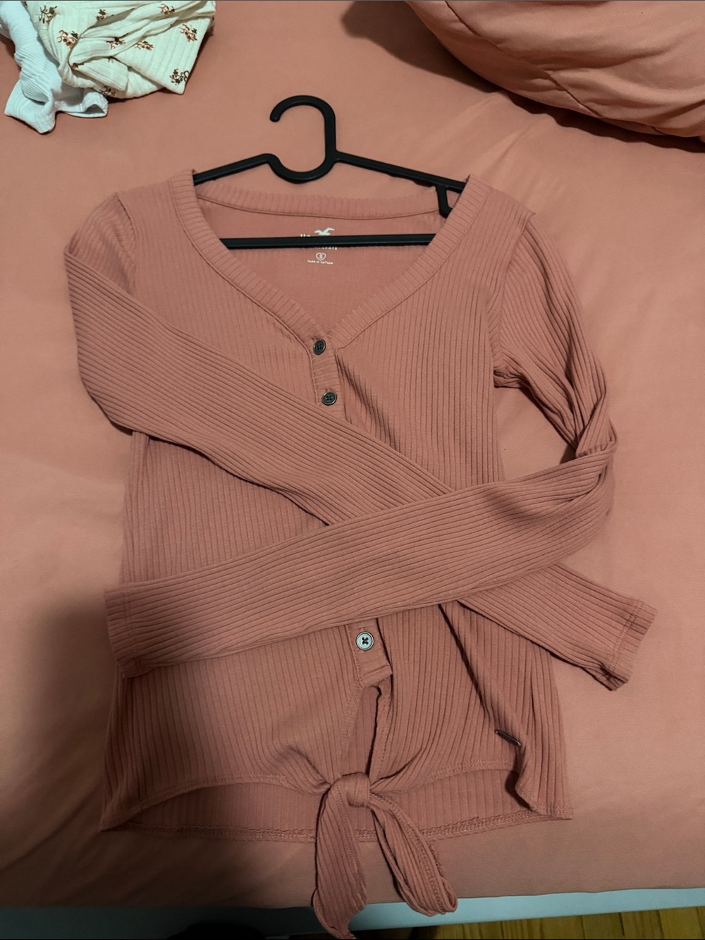 Hollister Ribbed V-Neck Tie-Front Crop Top - Dusty Rose